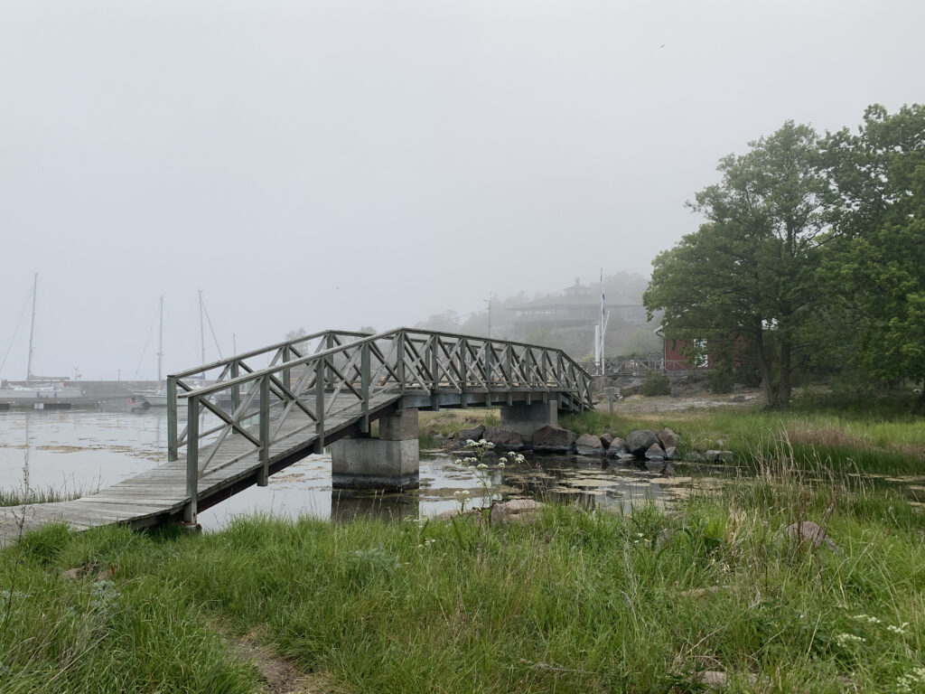 Bron mellan Idö och Bockholmen. Kanske går trollen över här på natten för att hitta på trolltyg.