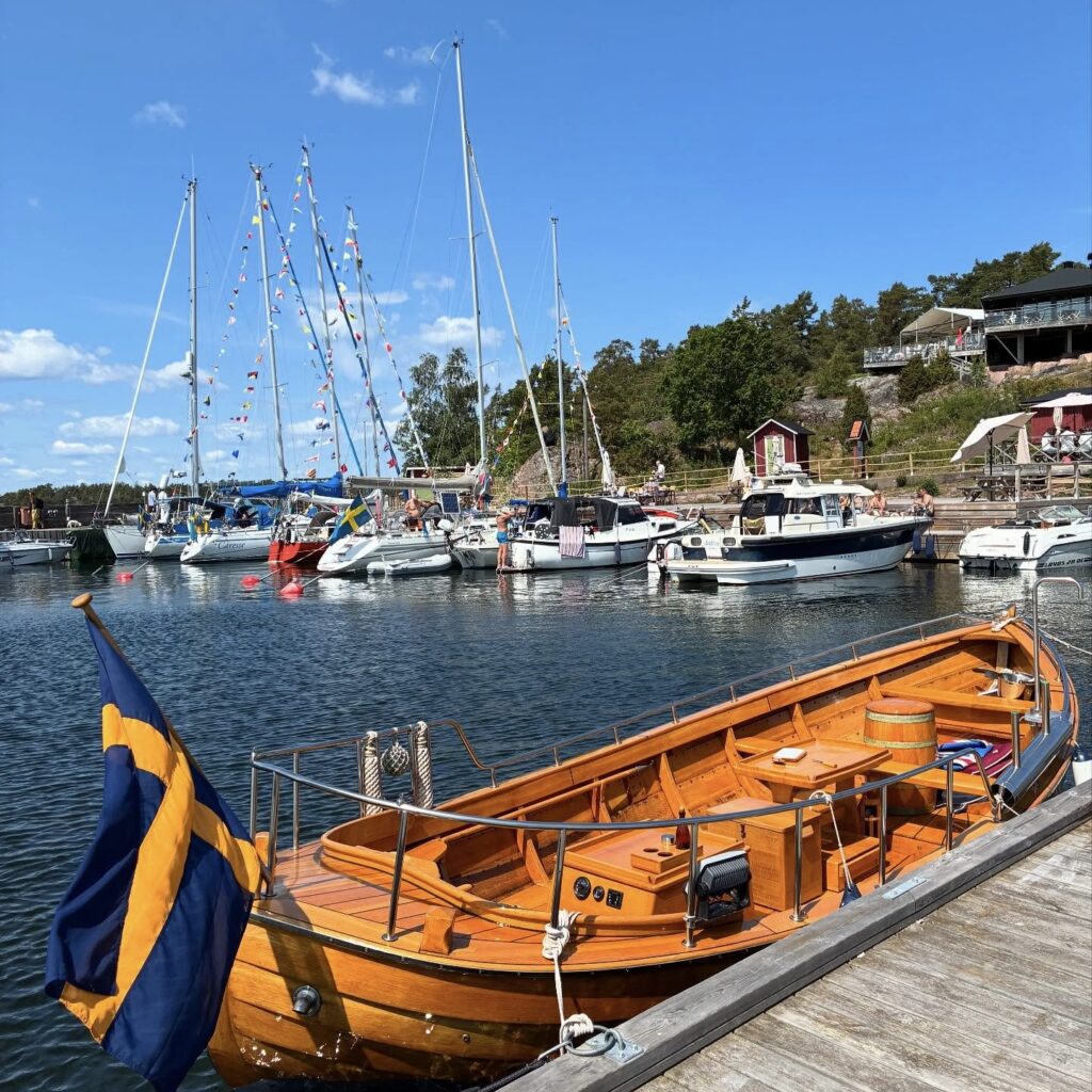 Traditionellt midsommarfirande på Idö Skärgårdskrog i Västervik